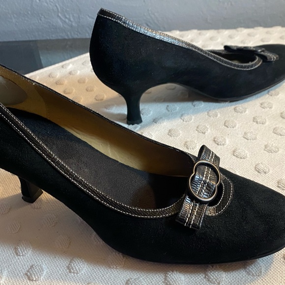 NATURALIZER Black Suede Kitten Heel Pump with Bow Detail and Contrast Theading - Picture 4 of 16